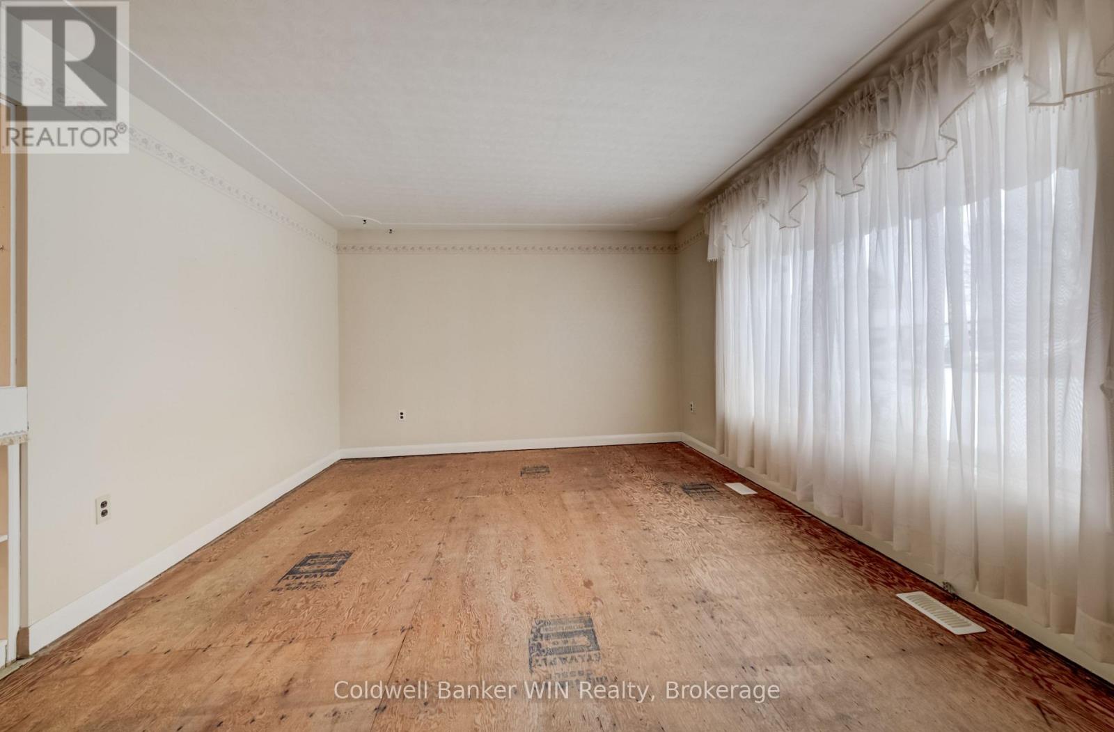 130 King Street E, Wellington North (Mount Forest), Ontario  N0G 2L2 - Photo 6 - X12784560