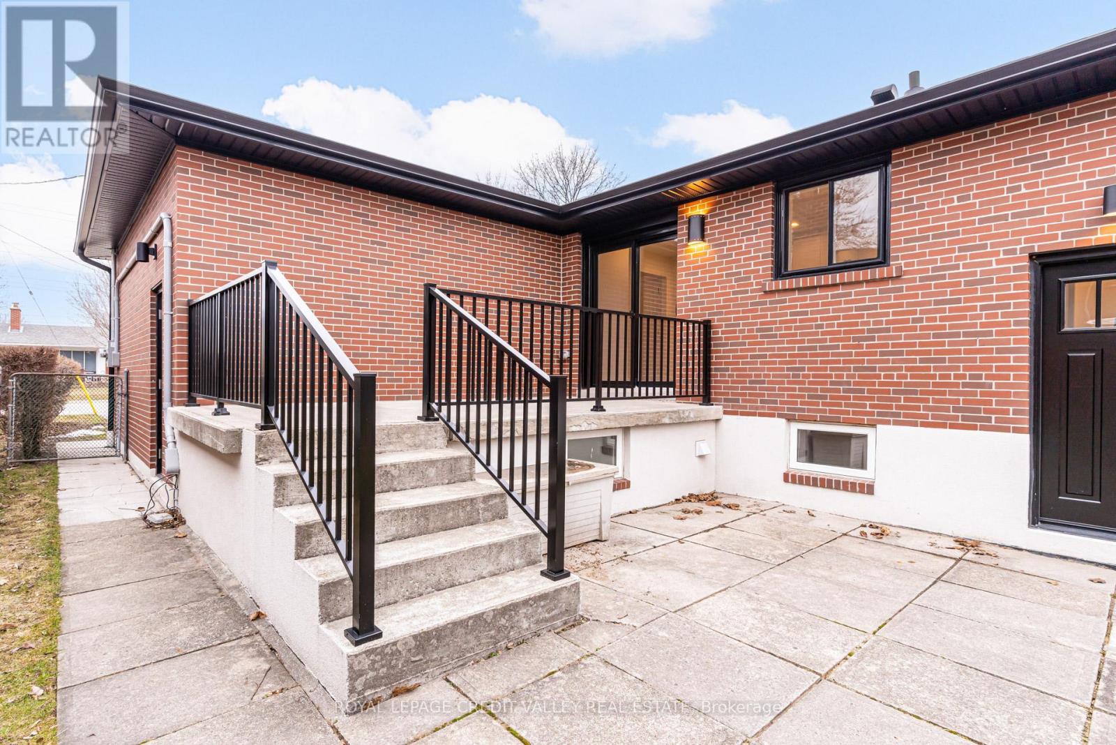 500 Selsey Drive, Mississauga, Ontario  L5A 1B9 - Photo 18 - W12890422