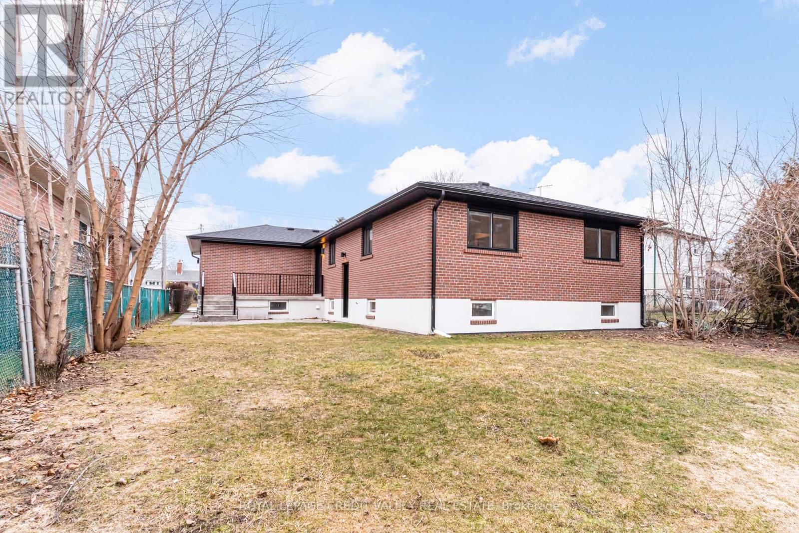 500 Selsey Drive, Mississauga, Ontario  L5A 1B9 - Photo 22 - W12890422