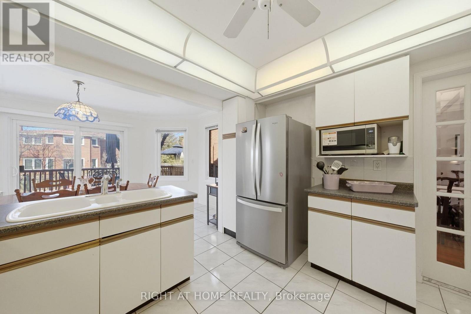 4219 Preston Trail, Mississauga, Ontario  L4W 4R7 - Photo 14 - W12850310