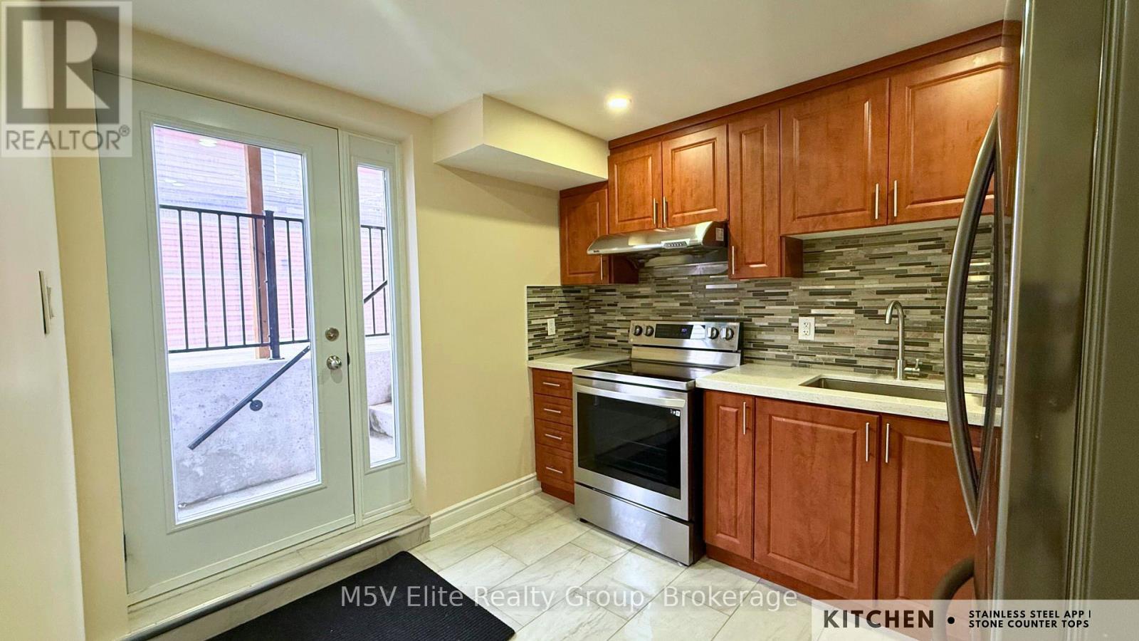 140 Queen Mary Drive, Brampton, Ontario  L7A 2R5 - Photo 3 - W12886302