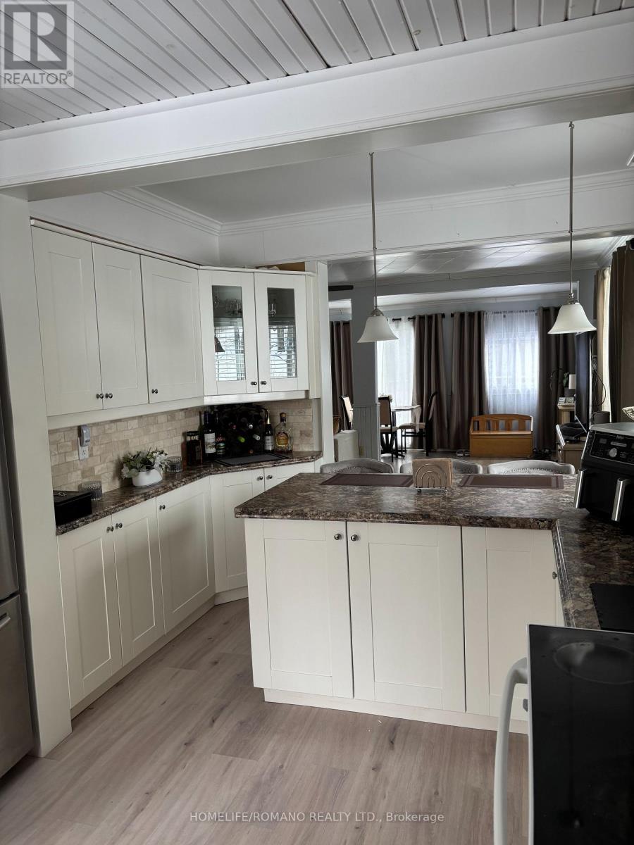 15 Pleasure Street, Kawartha Lakes, Ontario  K0M 1G0 - Photo 14 - X12884276