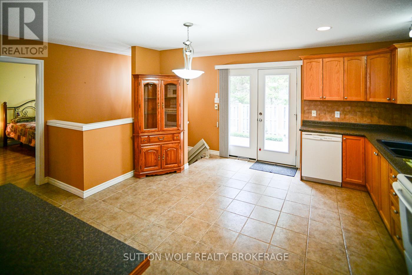 7 - 375 Scott Street E, Strathroy-Caradoc, Ontario  N7G 4G7 - Photo 12 - X12890736