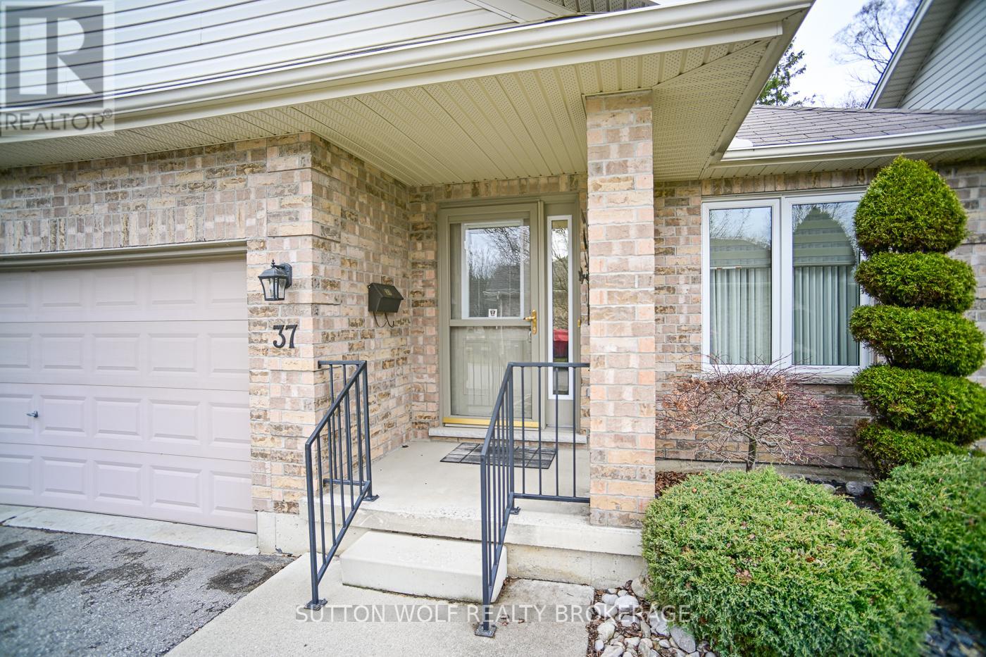 7 - 375 Scott Street E, Strathroy-Caradoc, Ontario  N7G 4G7 - Photo 2 - X12890736