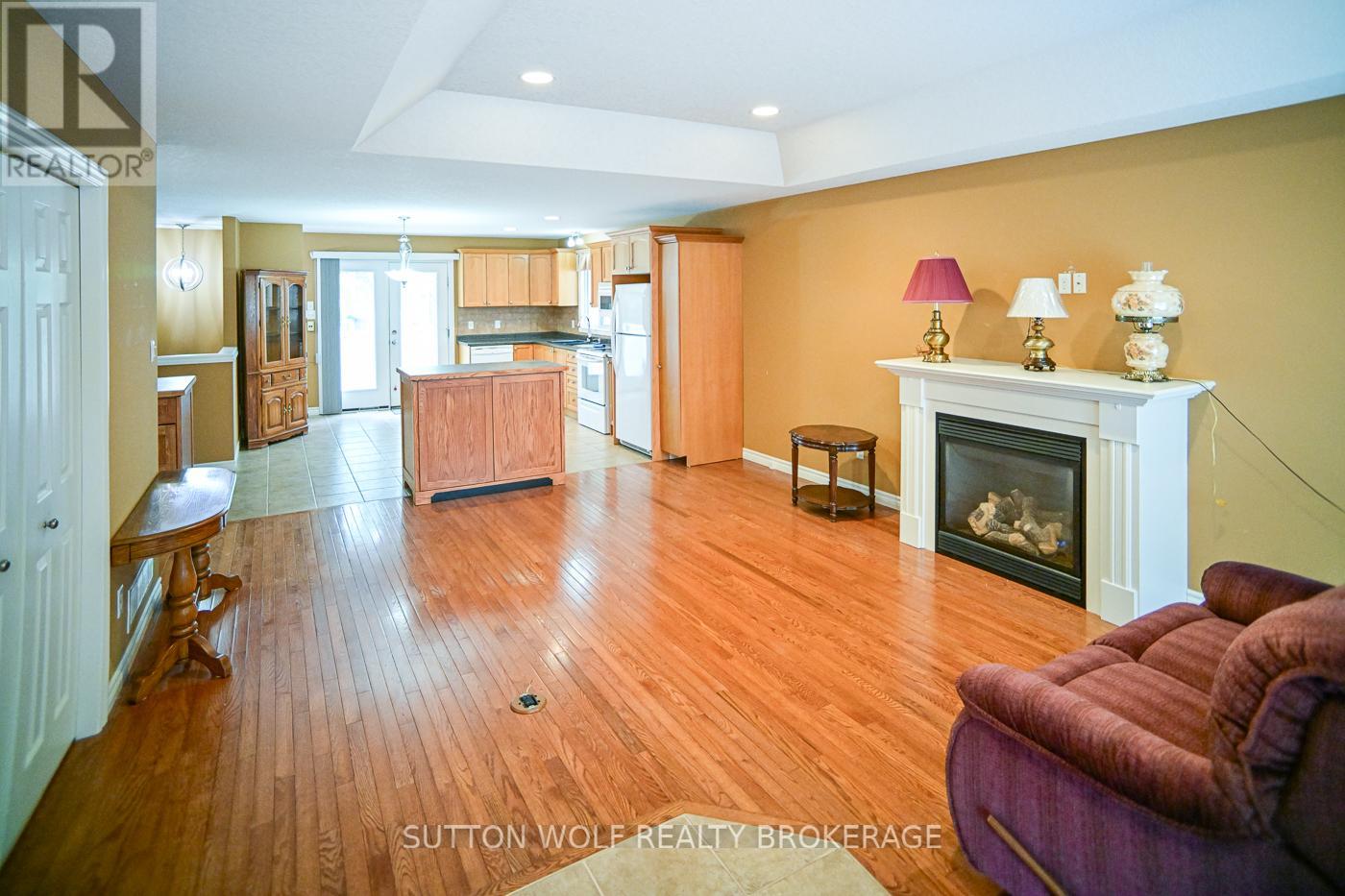 7 - 375 Scott Street E, Strathroy-Caradoc, Ontario  N7G 4G7 - Photo 7 - X12890736