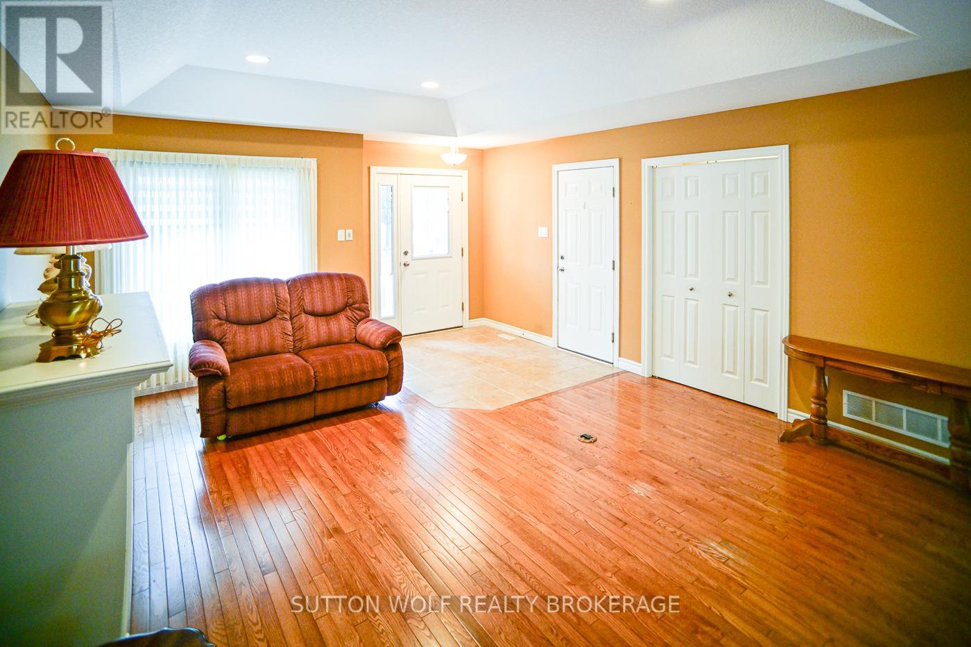 7 - 375 Scott Street E, Strathroy-Caradoc, Ontario  N7G 4G7 - Photo 9 - X12890736