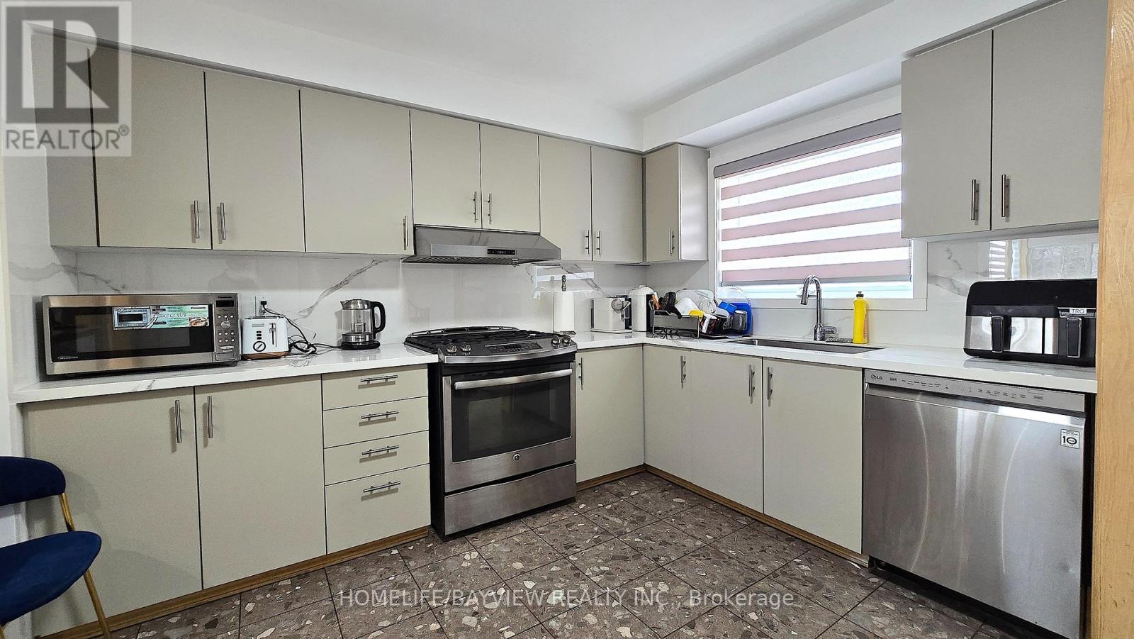 Main & Second Floors - 123 Kersey Crescent, Richmond Hill (North Richvale), Ontario  L4C 5X4 - Photo 13 - N12889936