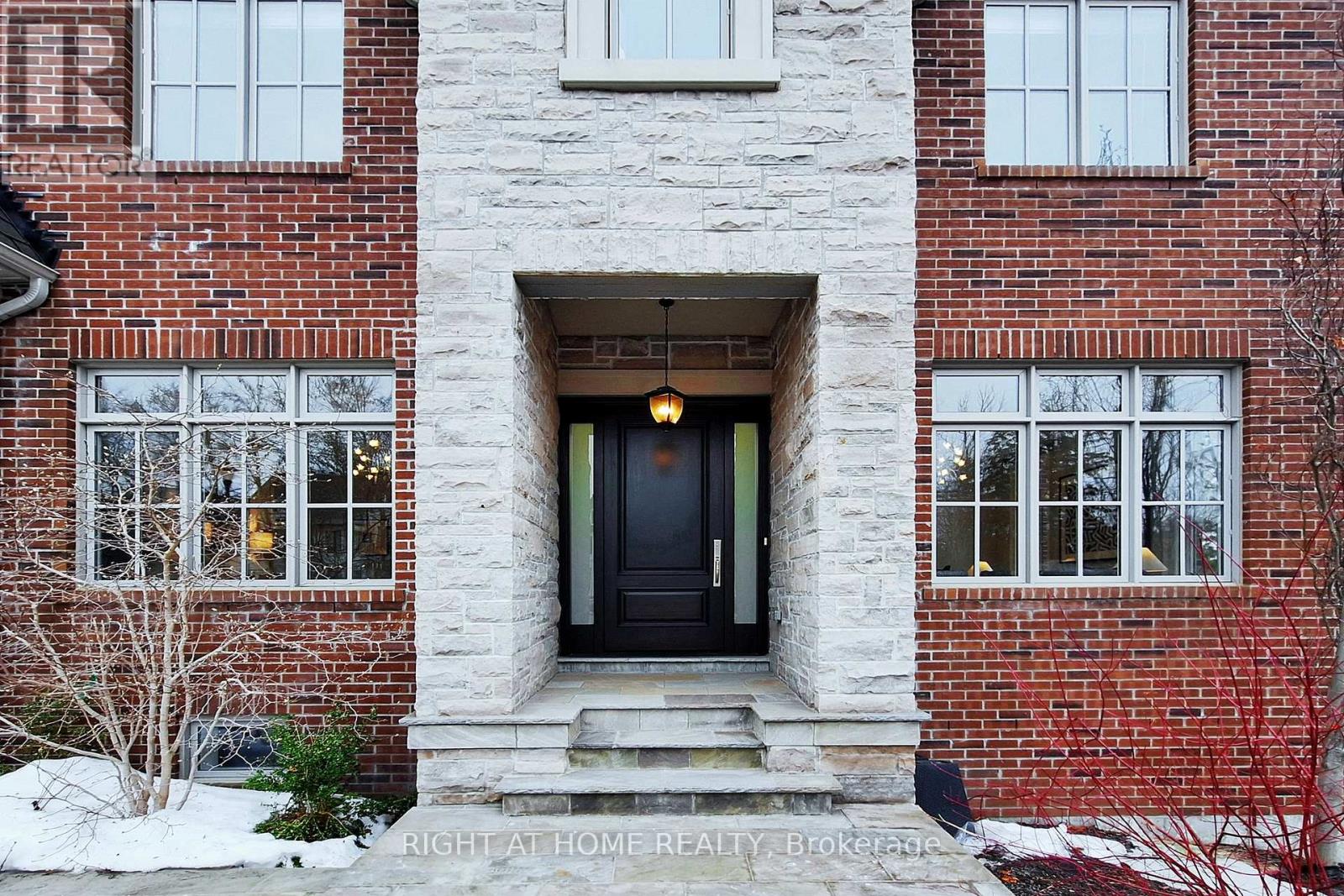 15 Davina Circle, Aurora (Aurora Estates), Ontario  L4G 0M2 - Photo 3 - N12890744