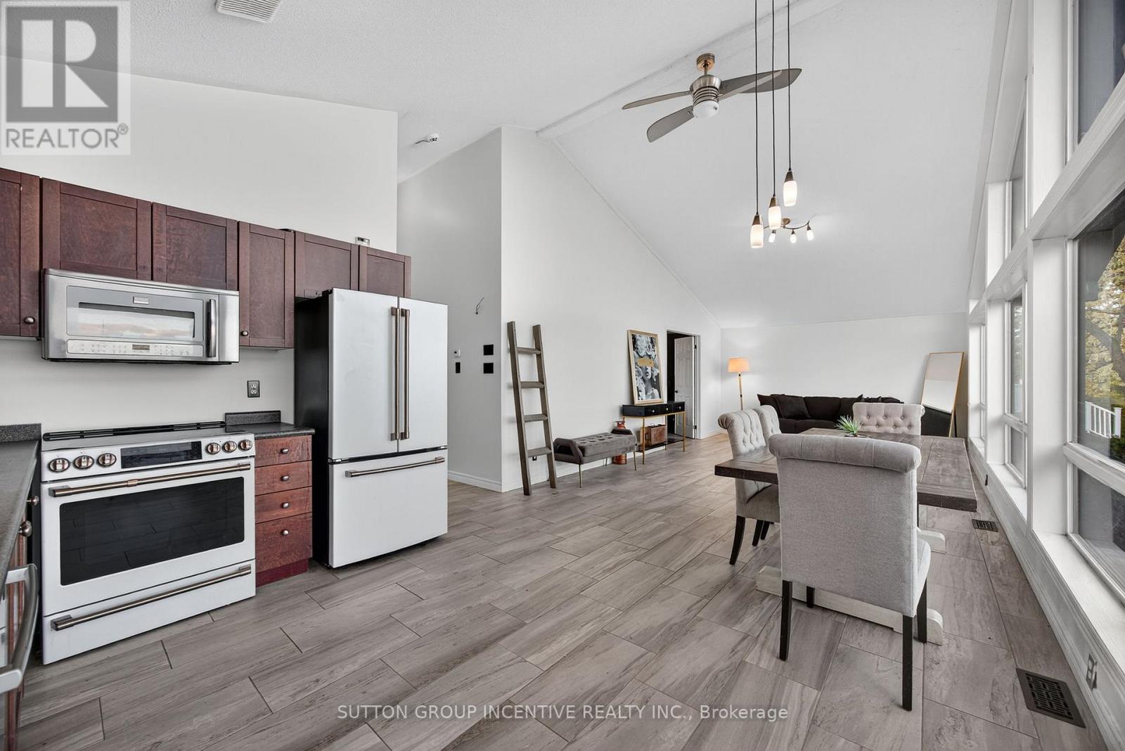 211 Moon Point Drive, Oro-Medonte, Ontario  L3V 6H1 - Photo 12 - S12890750