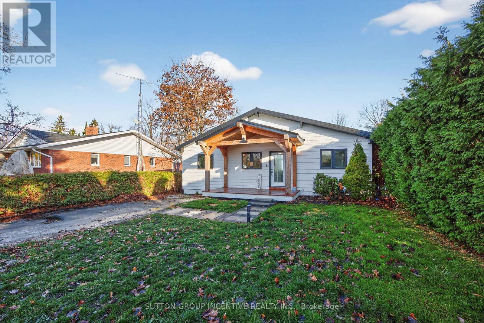 211 Moon Point Drive, Oro-Medonte, Ontario  L3V 6H1 - Photo 3 - S12890750