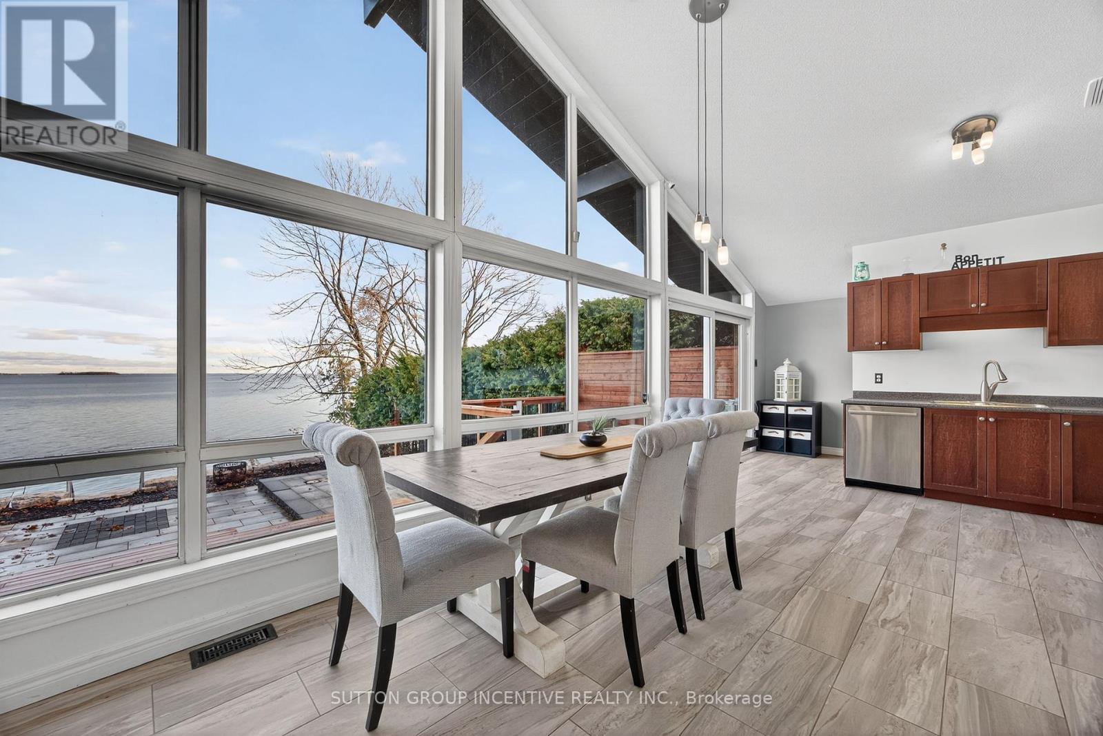 211 Moon Point Drive, Oro-Medonte, Ontario  L3V 6H1 - Photo 9 - S12890750