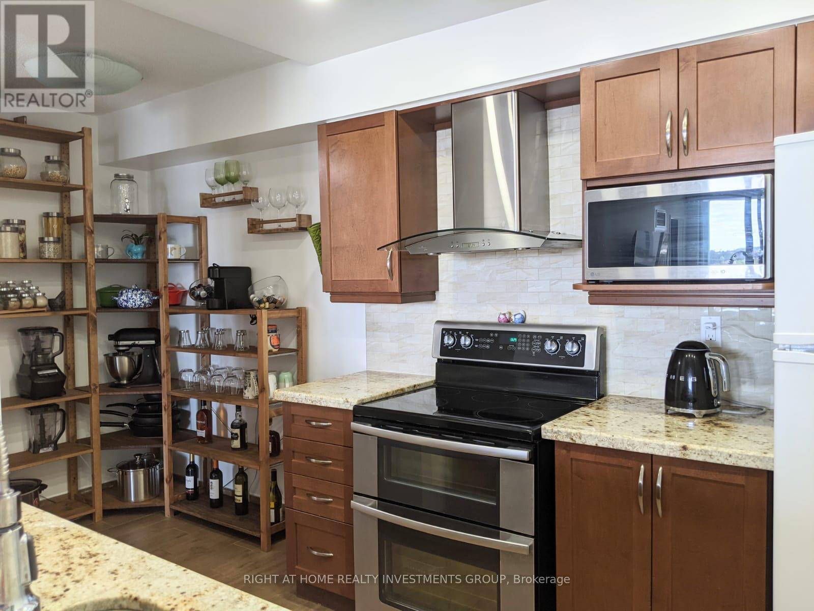 812 - 550 Webb Drive, Mississauga, Ontario  L5B 3Y4 - Photo 2 - W12890782