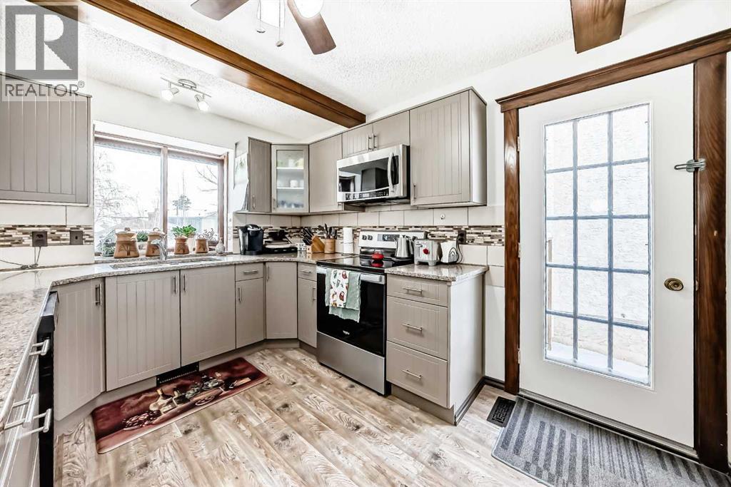 227 Coachwood Crescent Sw, Calgary, Alberta  T3H 1E7 - Photo 9 - A2293769