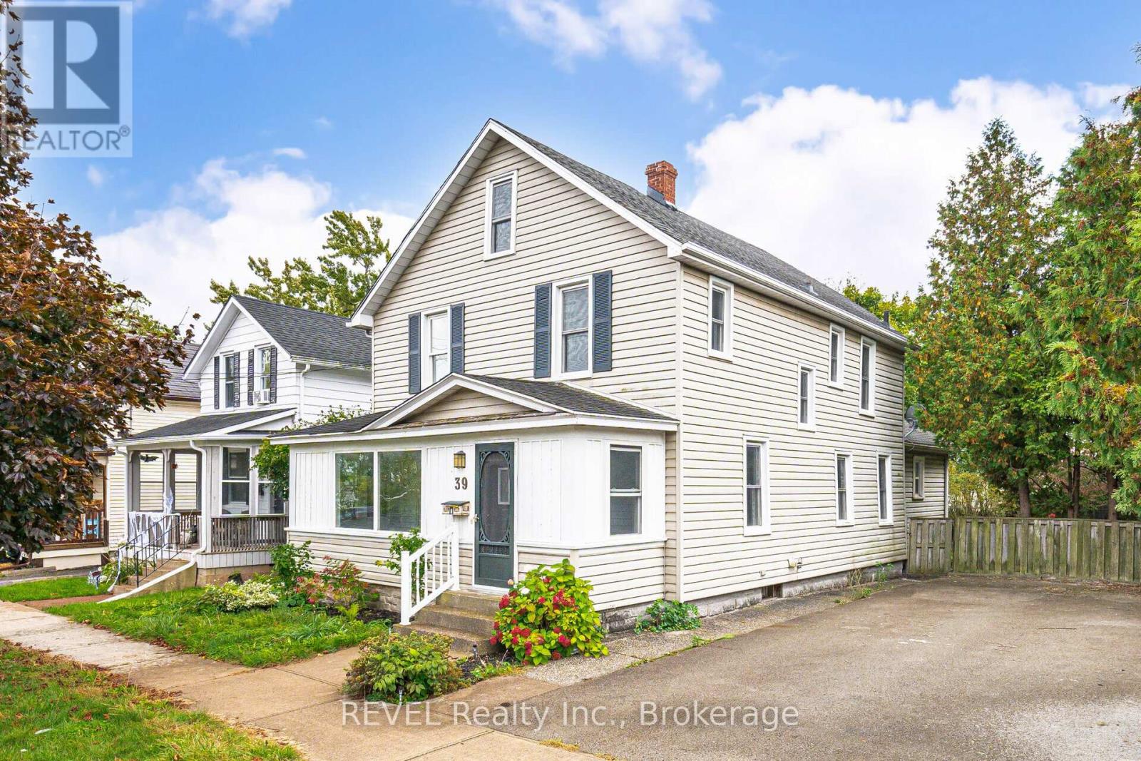 39 Phipps Street, Fort Erie (Central), Ontario  L2A 2V3 - Photo 1 - X12891090