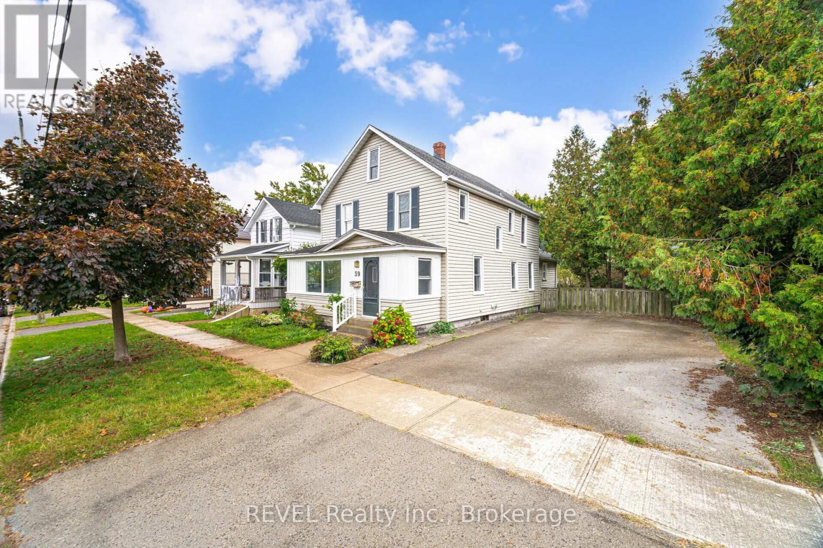 39 Phipps Street, Fort Erie (Central), Ontario  L2A 2V3 - Photo 3 - X12891090