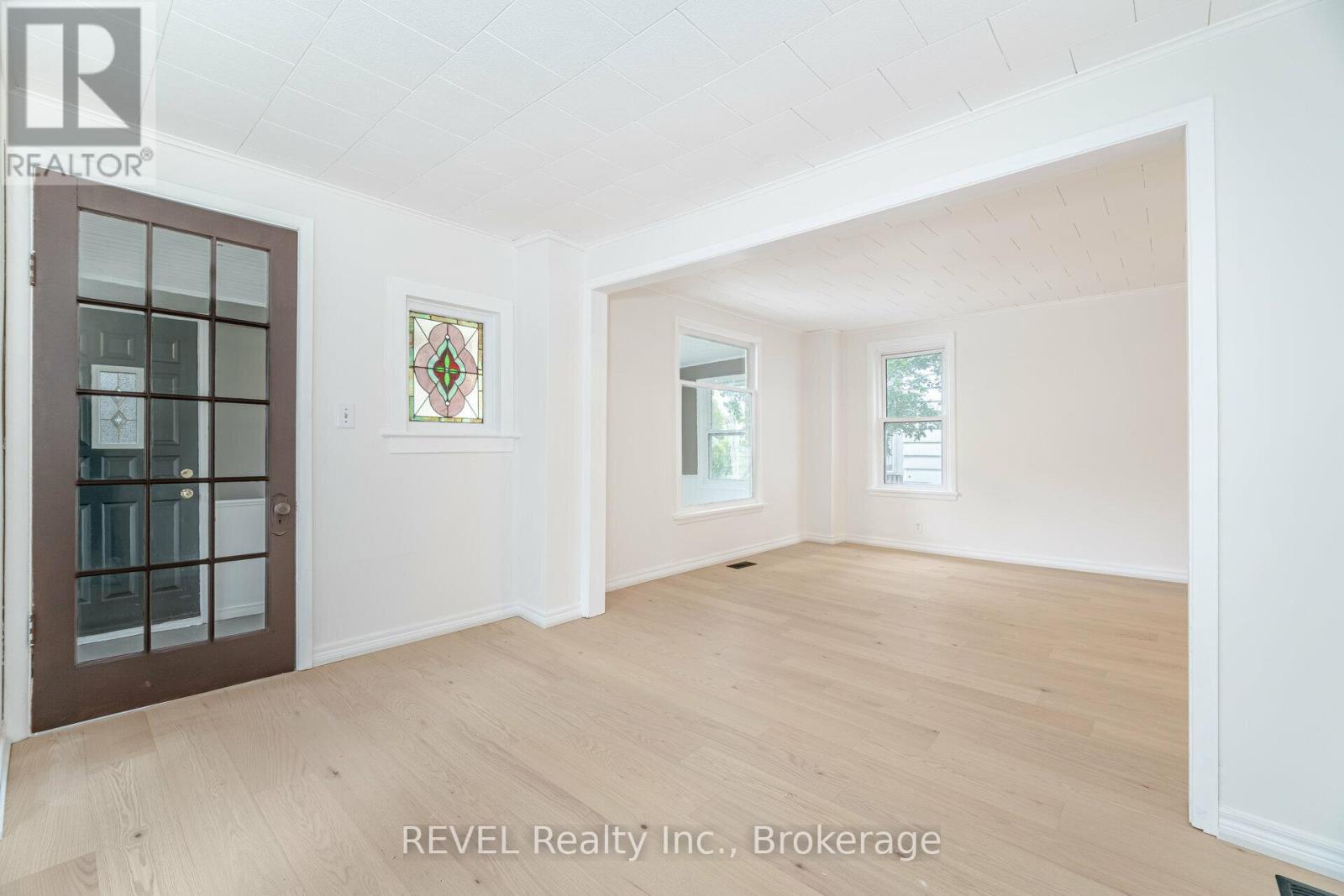 39 Phipps Street, Fort Erie (Central), Ontario  L2A 2V3 - Photo 9 - X12891090