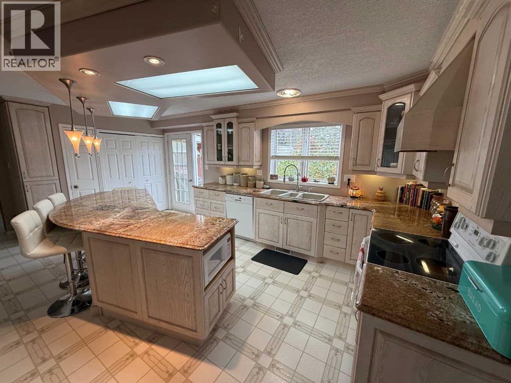 104 Mistaya Road, Hinton, Alberta  T7V 1T3 - Photo 6 - A2278640