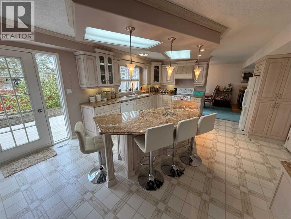 104 Mistaya Road, Hinton, Alberta  T7V 1T3 - Photo 7 - A2278640