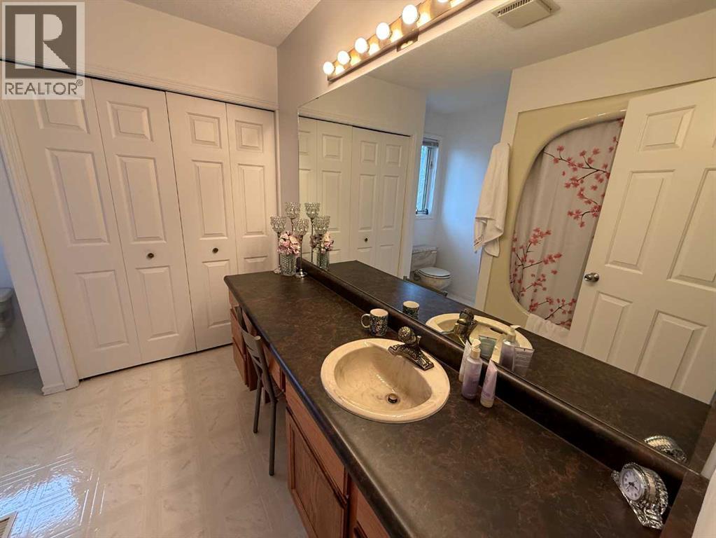 104 Mistaya Road, Hinton, Alberta  T7V 1T3 - Photo 15 - A2278640