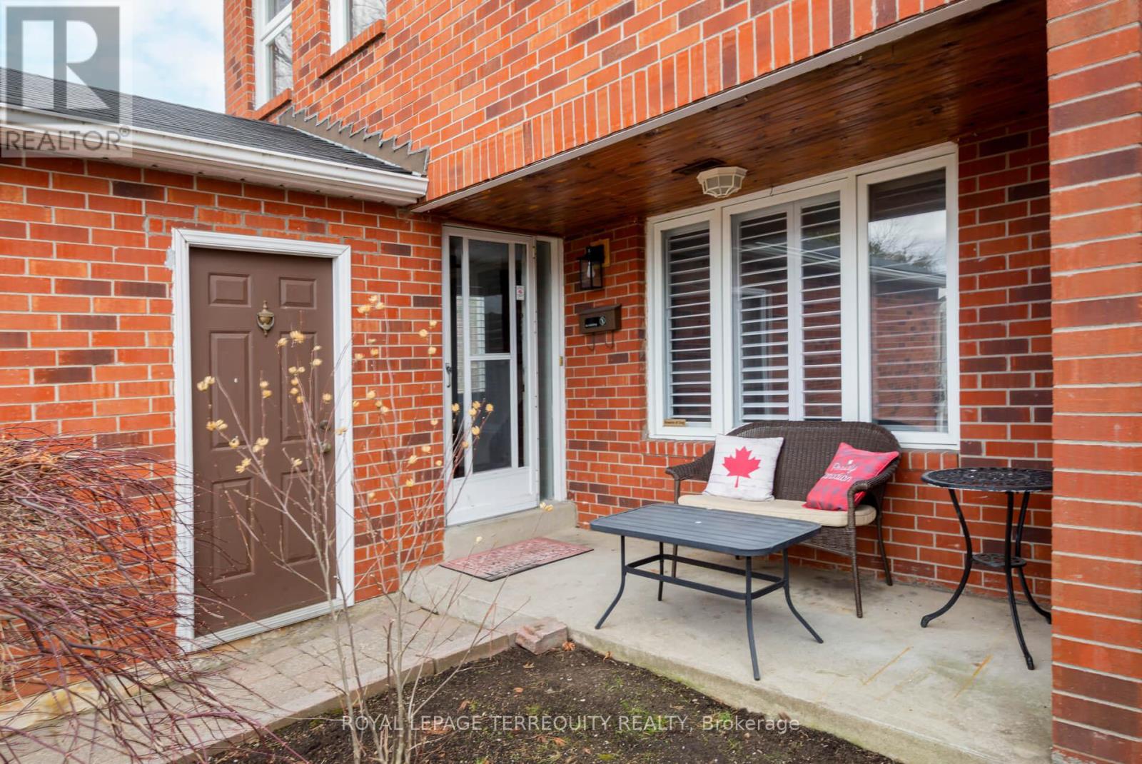 630 Sultana Square, Pickering, Ontario  L1V 3Y3 - Photo 2 - E12891060