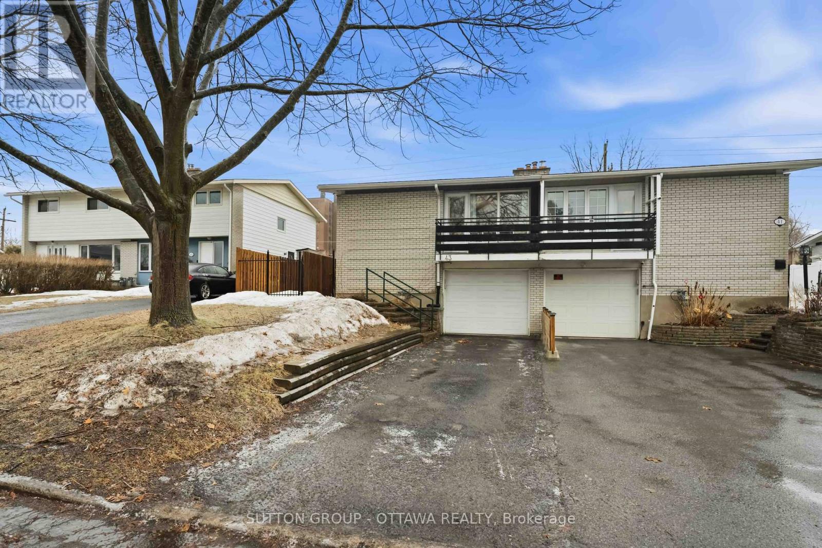<h3>$2,800 Monthly</h3><p>43 Southview Crescent, Ottawa, Ontario</p>