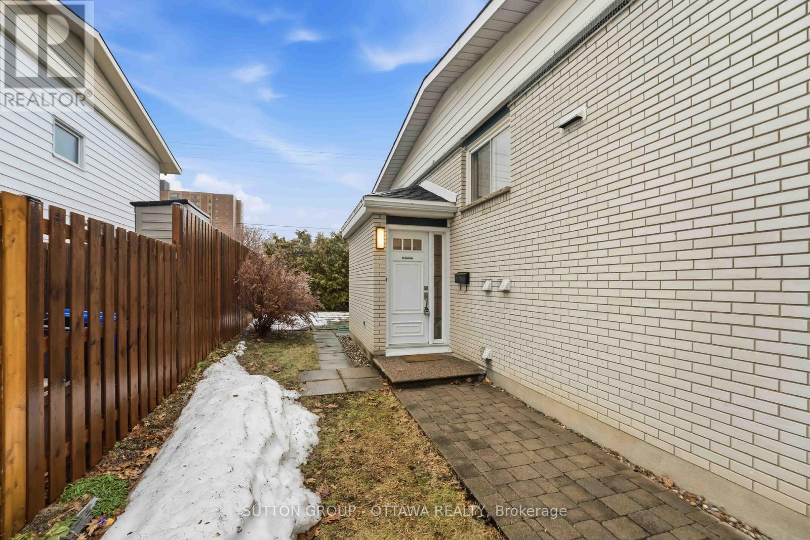 43 Southview Crescent, Ottawa, Ontario  K2E 5R4 - Photo 3 - X12890796