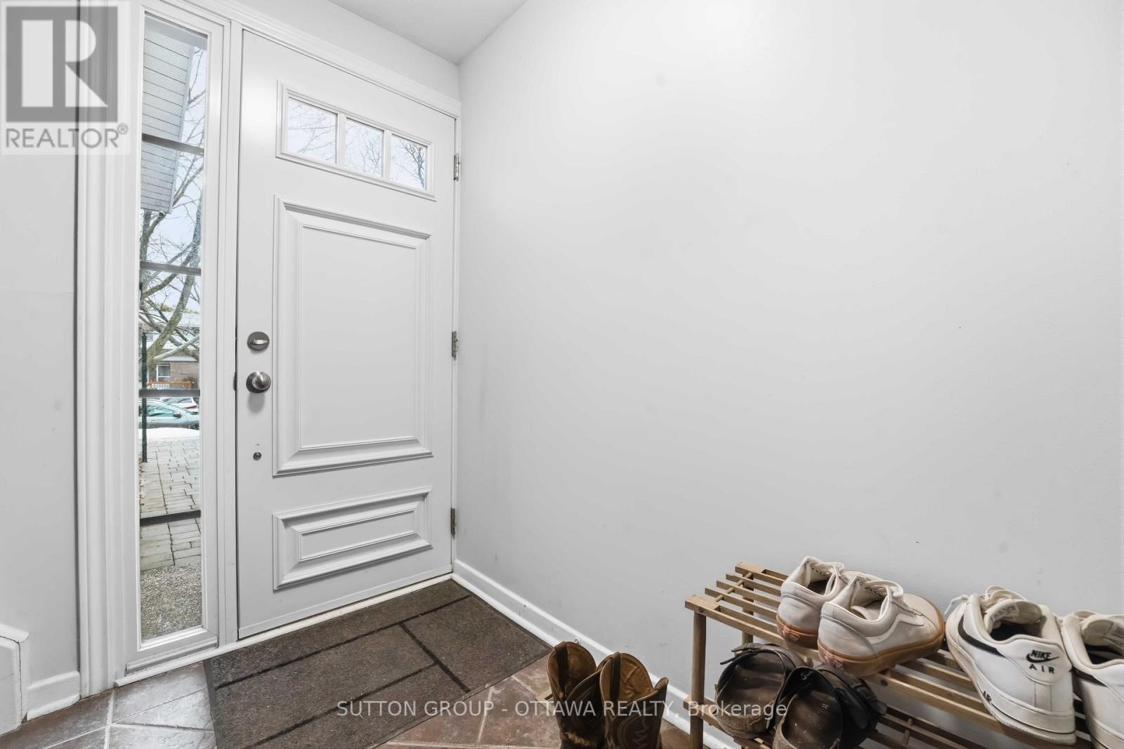 43 Southview Crescent, Ottawa, Ontario  K2E 5R4 - Photo 4 - X12890796