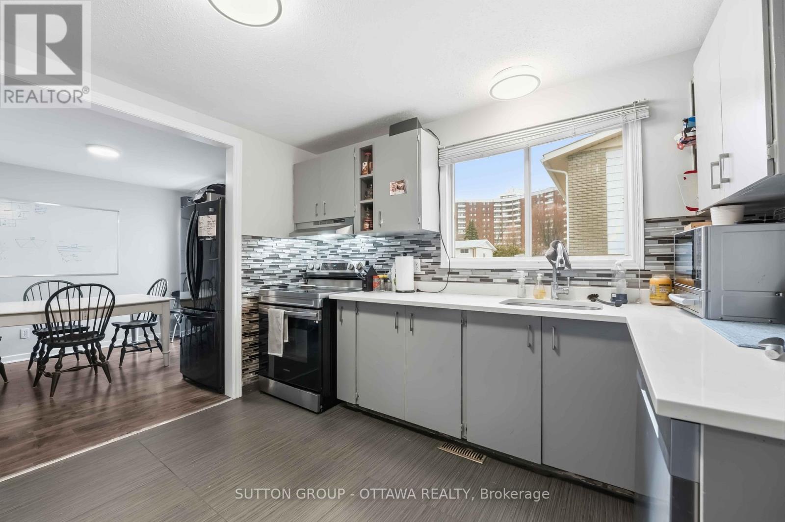 43 Southview Crescent, Ottawa, Ontario  K2E 5R4 - Photo 6 - X12890796