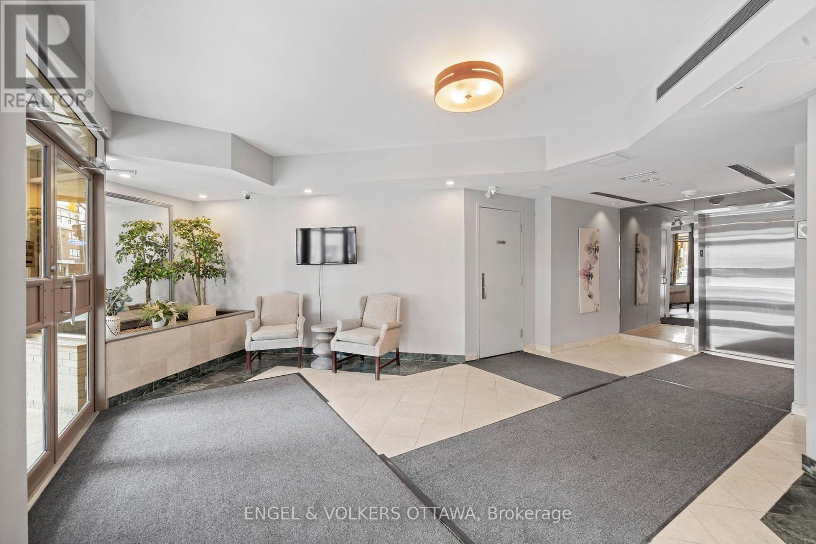 207 - 10 Main Street, Ottawa, Ontario  K1S 1M9 - Photo 3 - X12890892