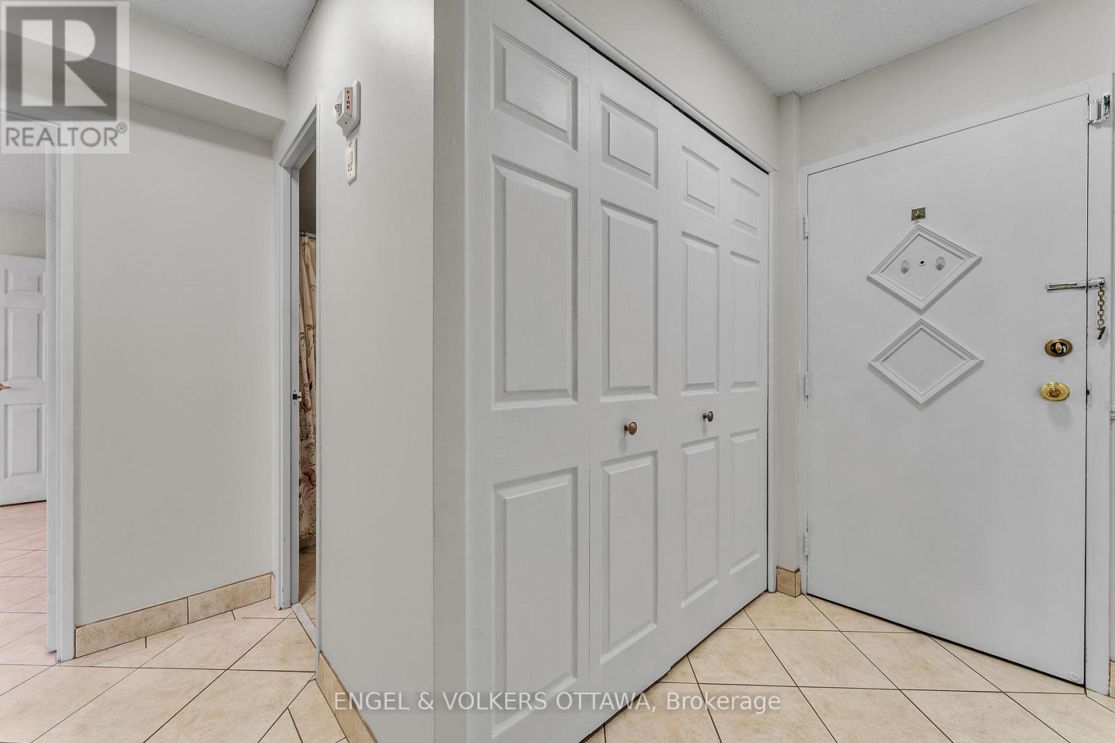 2002 - 665 Bathgate Drive, Ottawa, Ontario  K1K 3Y4 - Photo 2 - X12891018