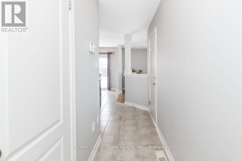 8 Brownley Lane, Essa (Angus), Ontario  L0M 1B0 - Photo 5 - N12891080