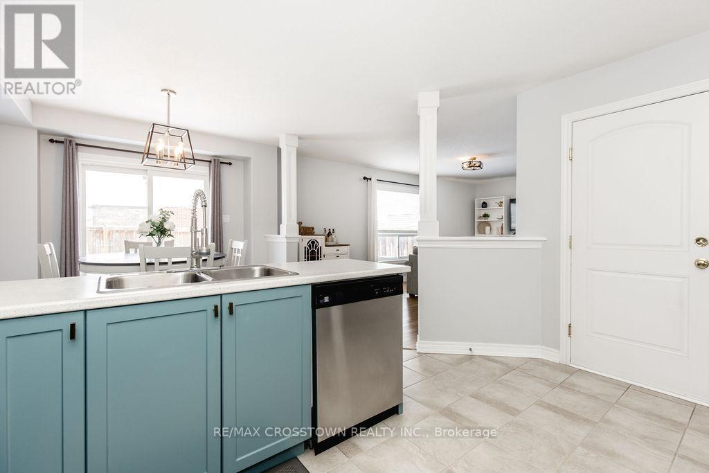 8 Brownley Lane, Essa (Angus), Ontario  L0M 1B0 - Photo 9 - N12891080