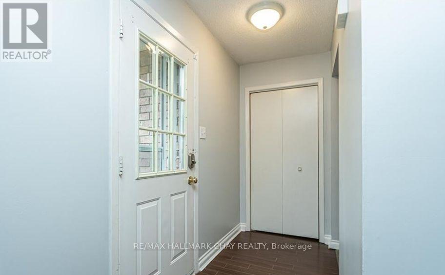 Main Floor - 33 B Grove Street E, Barrie, Ontario  L4M 2N8 - Photo 2 - S12890840