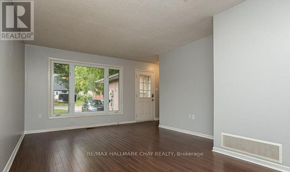 Main Floor - 33 B Grove Street E, Barrie, Ontario  L4M 2N8 - Photo 4 - S12890840