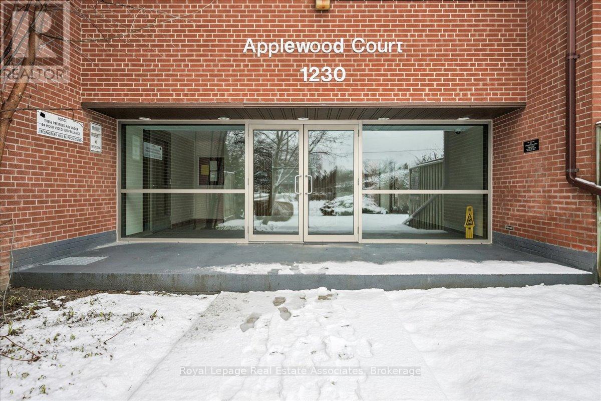 17 - 1230 Gripsholm Road, Mississauga (Applewood), Ontario  L4Y 2G9 - Photo 2 - W12890806