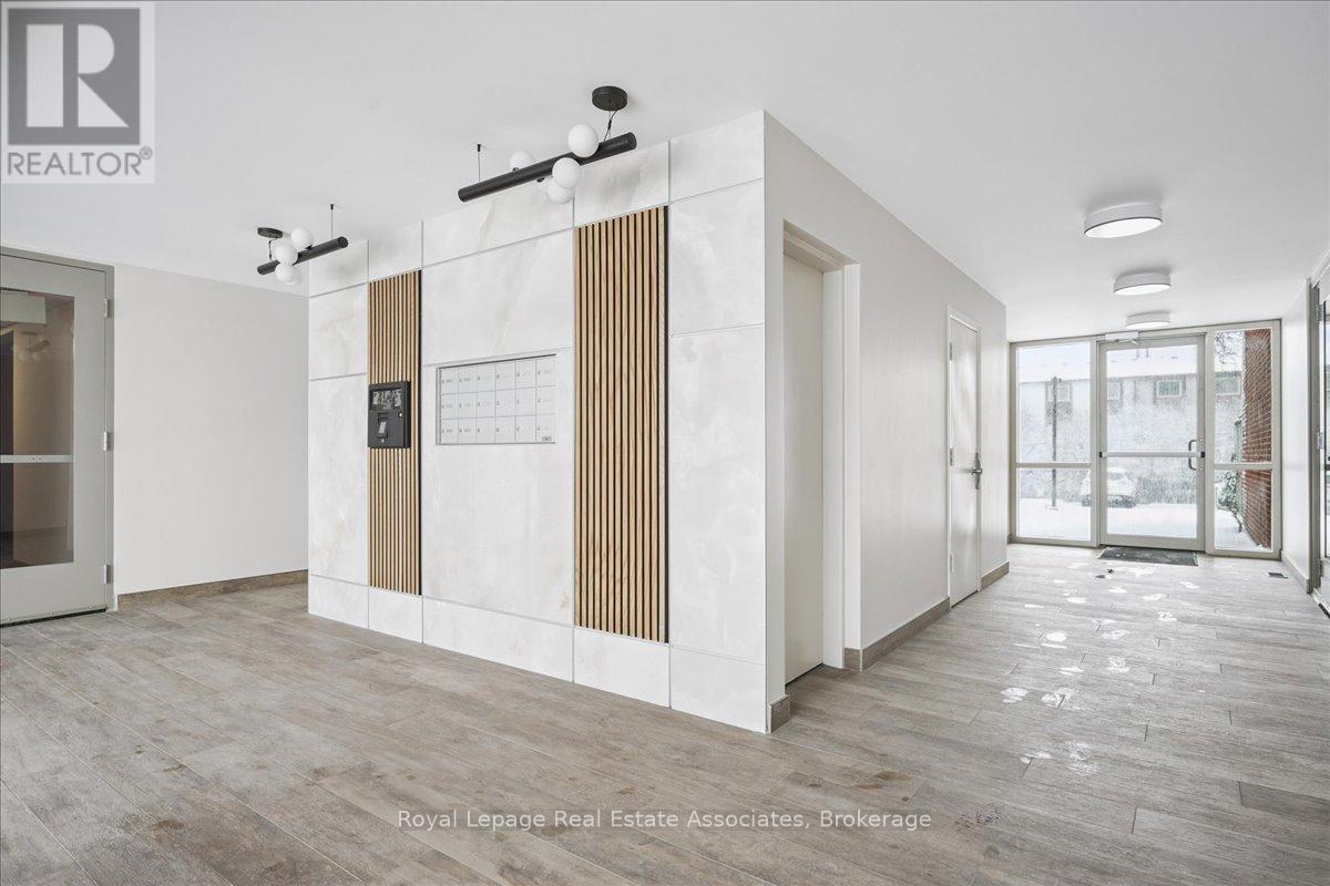 17 - 1230 Gripsholm Road, Mississauga (Applewood), Ontario  L4Y 2G9 - Photo 3 - W12890806