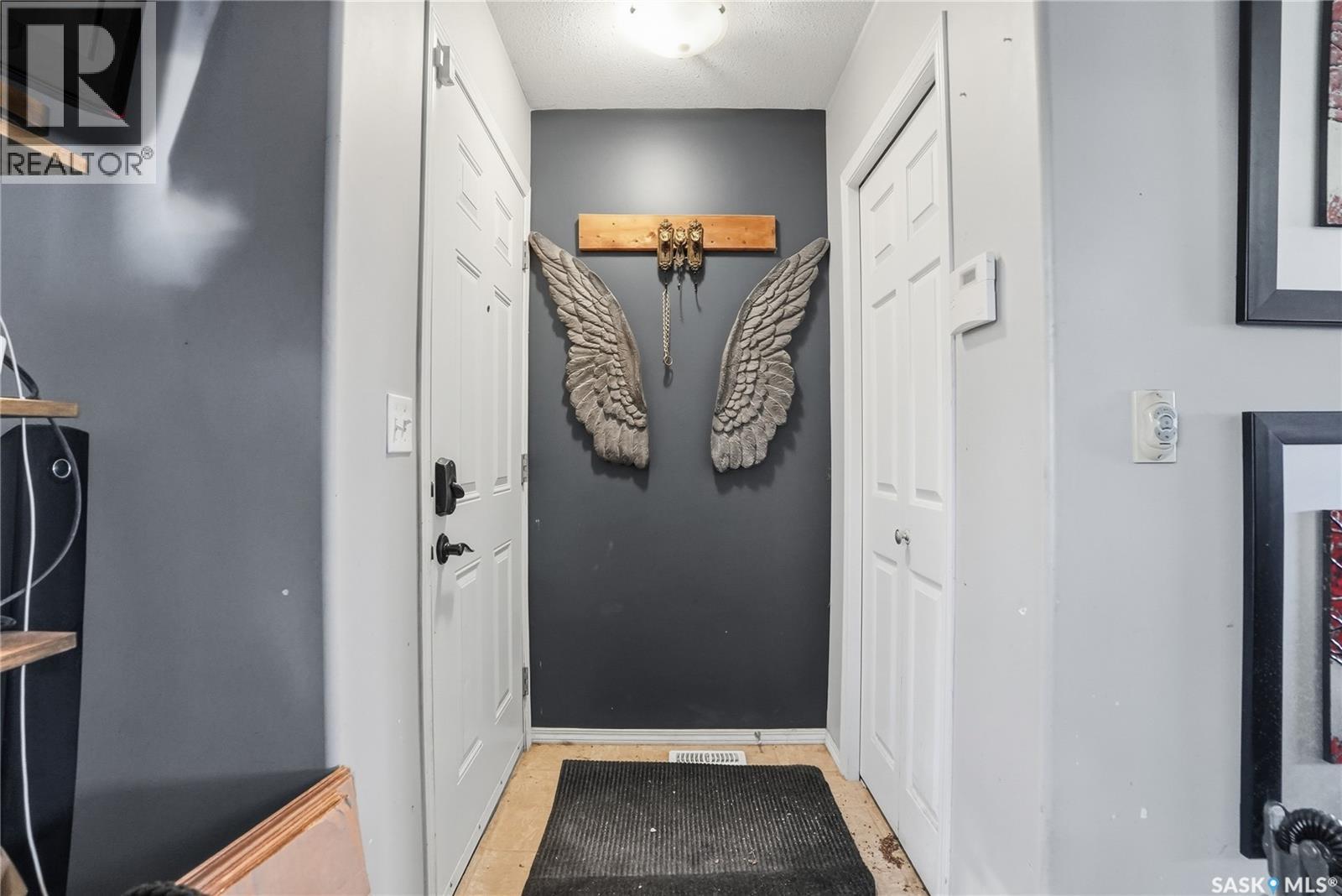 3 802 K Avenue N, Saskatoon, Saskatchewan  S7L 2N1 - Photo 2 - SK030617