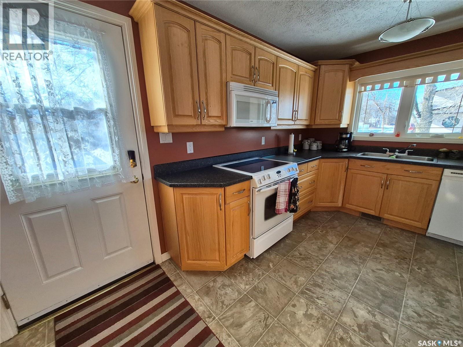 613 Beckwell Avenue, Radville, Saskatchewan  S0C 2G0 - Photo 2 - SK030616