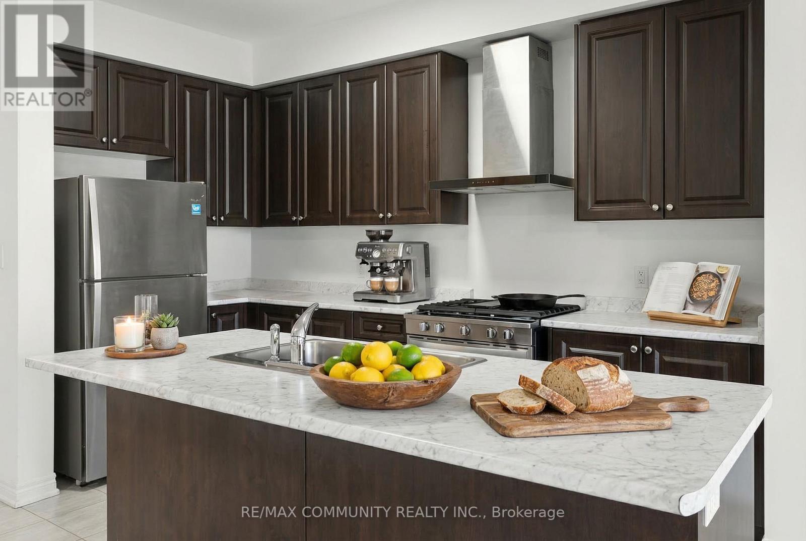 81 Armilia Place, Whitby, Ontario  L1P 0P7 - Photo 6 - E12890764