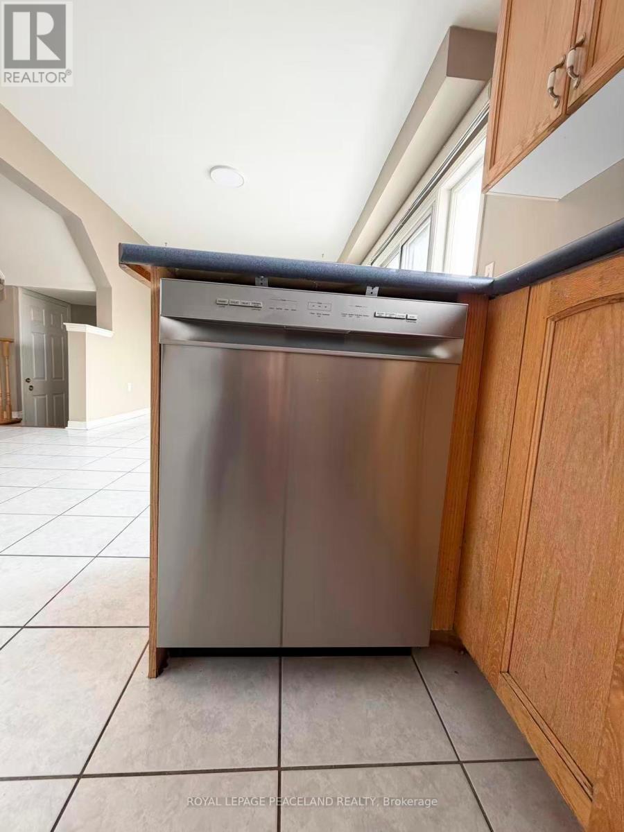 367 Marble Place, Newmarket (Woodland Hill), Ontario  L3X 2P1 - Photo 12 - N12891150