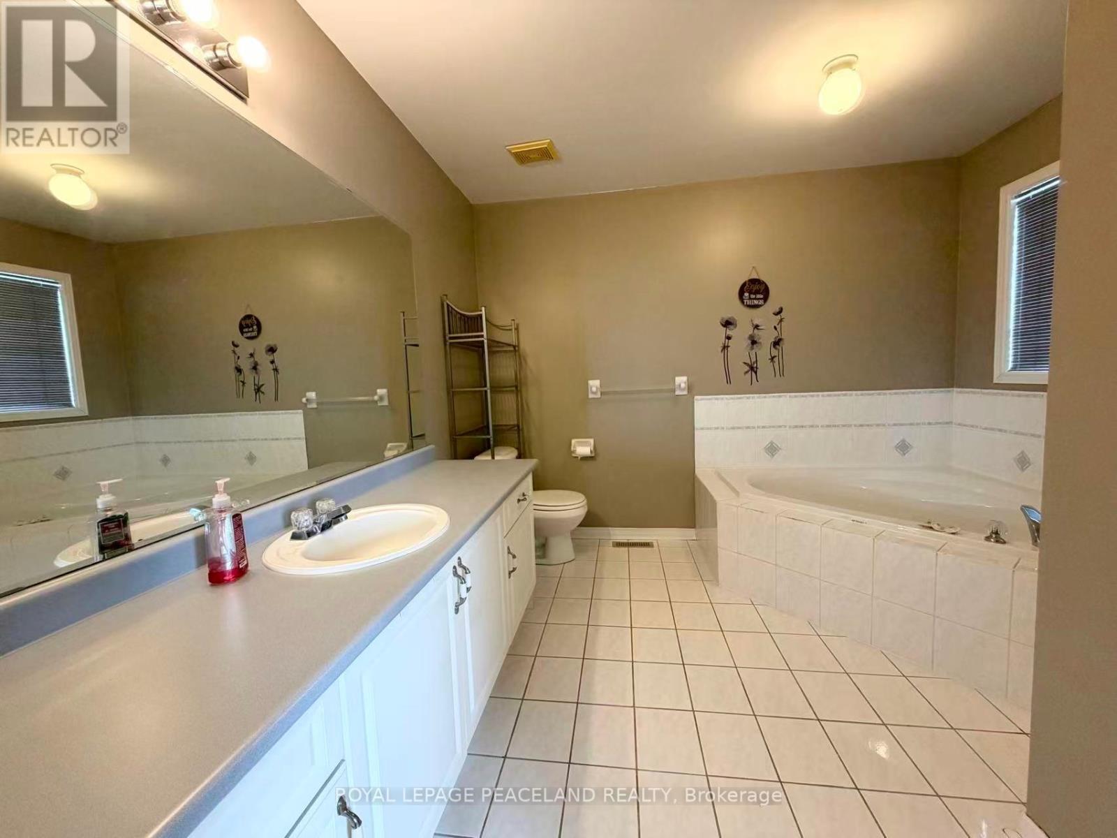 367 Marble Place, Newmarket (Woodland Hill), Ontario  L3X 2P1 - Photo 16 - N12891150