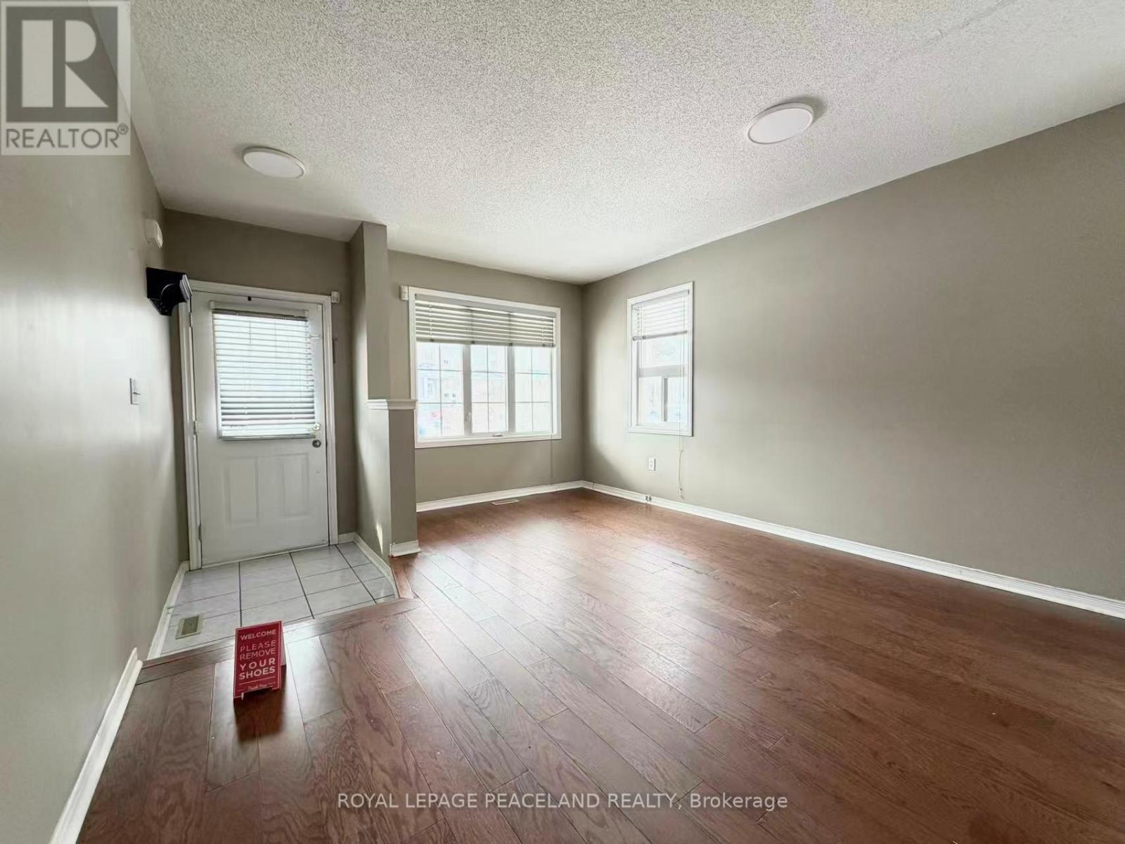 367 Marble Place, Newmarket (Woodland Hill), Ontario  L3X 2P1 - Photo 3 - N12891150