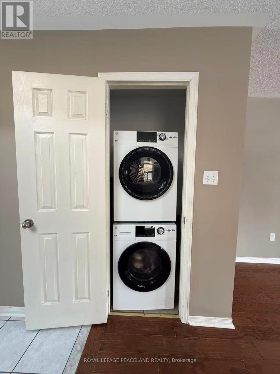 367 Marble Place, Newmarket (Woodland Hill), Ontario  L3X 2P1 - Photo 5 - N12891150