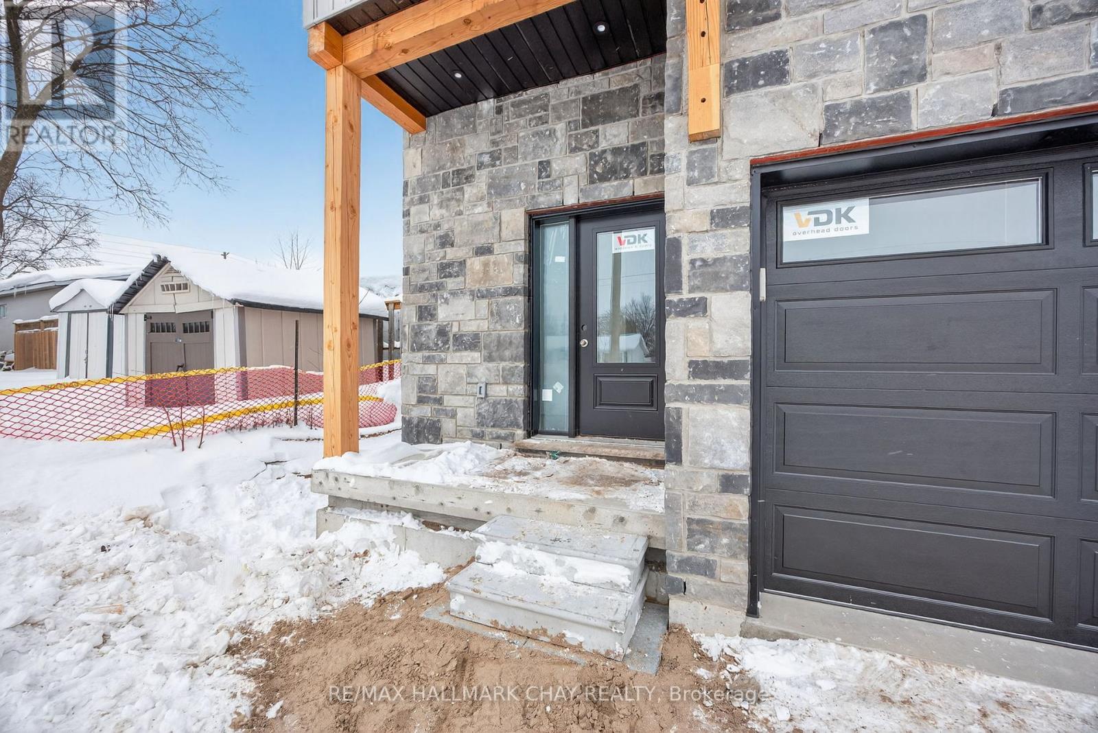 28 Rose Avenue, Orillia, Ontario  L3V 6B4 - Photo 4 - S12891102