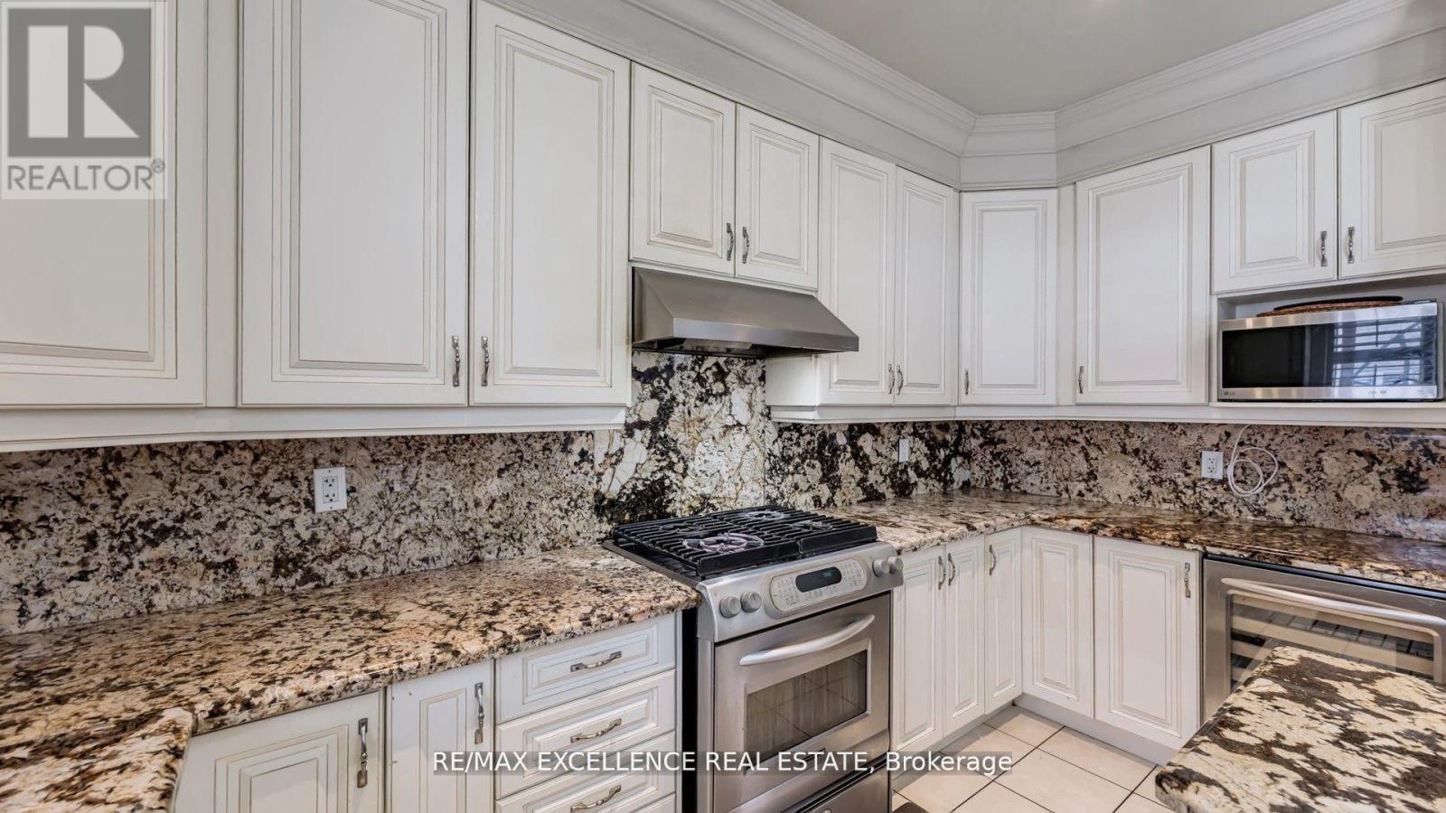 68 Bluffwood Crescent, Brampton, Ontario  L6P 2P3 - Photo 13 - W12891190