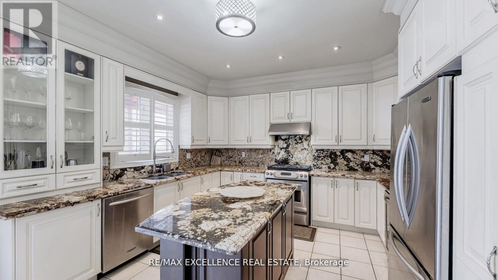 68 Bluffwood Crescent, Brampton, Ontario  L6P 2P3 - Photo 9 - W12891190