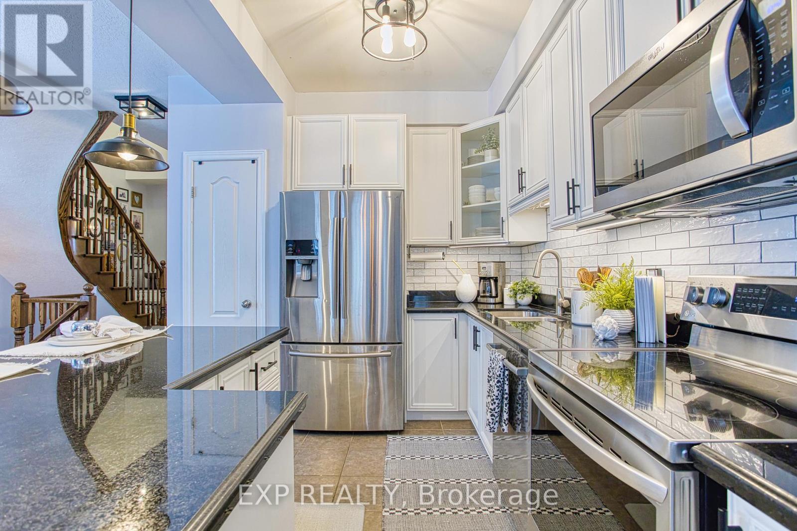 114 Marina Point Crescent, Hamilton, Ontario  L8E 0E4 - Photo 13 - X12891202