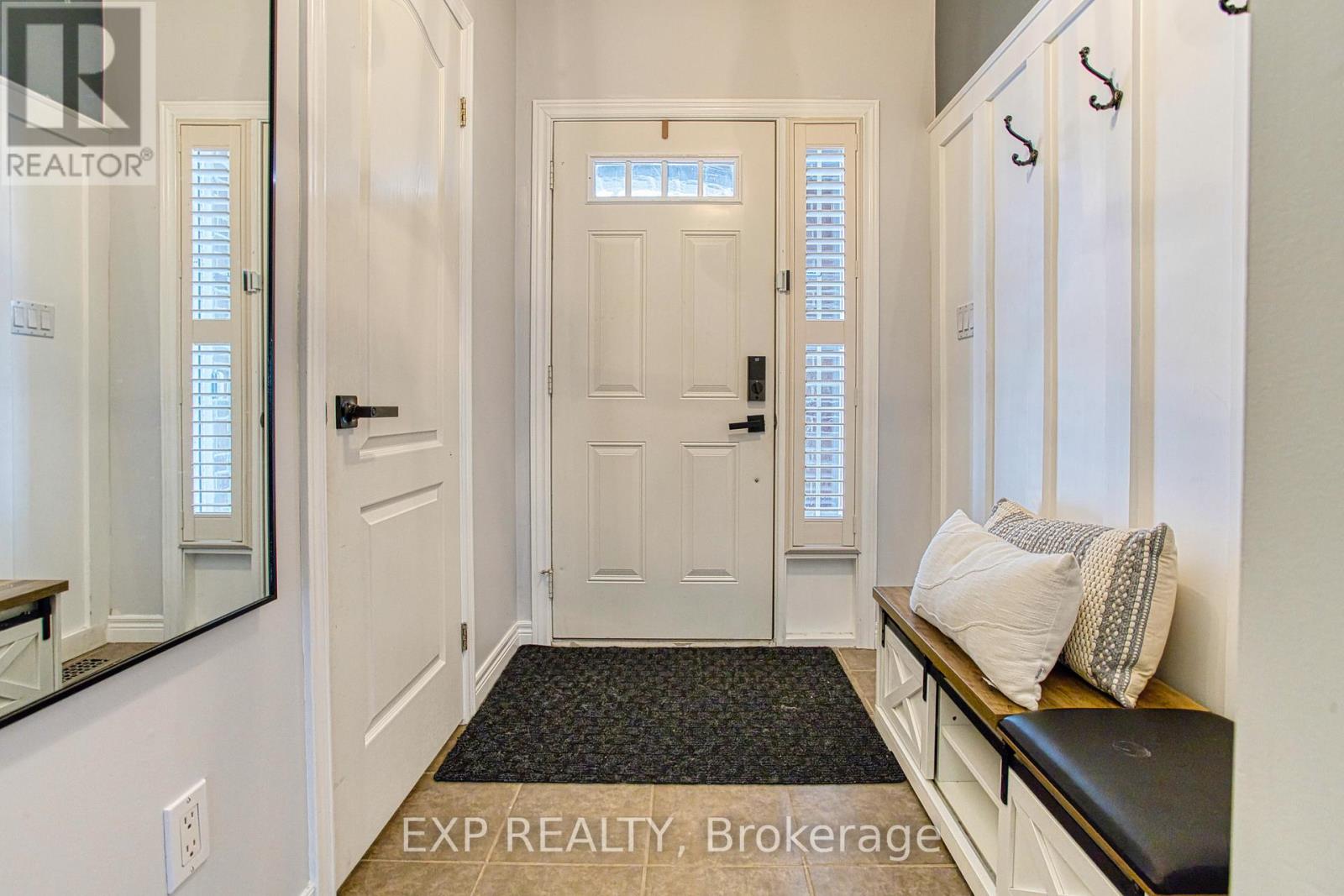 114 Marina Point Crescent, Hamilton, Ontario  L8E 0E4 - Photo 3 - X12891202