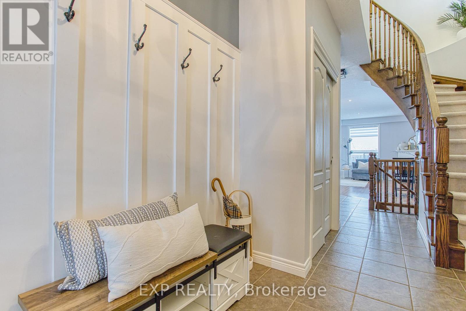 114 Marina Point Crescent, Hamilton, Ontario  L8E 0E4 - Photo 4 - X12891202