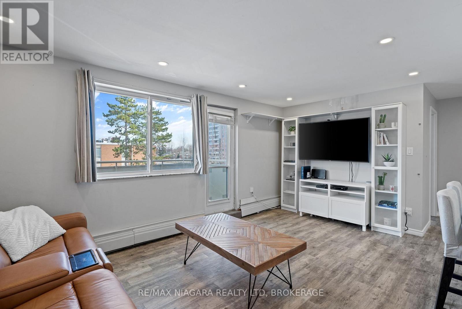 308 - 198 Scott Street, St. Catharines, Ontario  L2N 5T3 - Photo 6 - X12891494